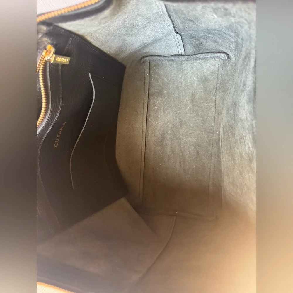 Cuyana Cuyana Leather Zippered Tote in Black Pebbled Leather - Picture 10 of 12